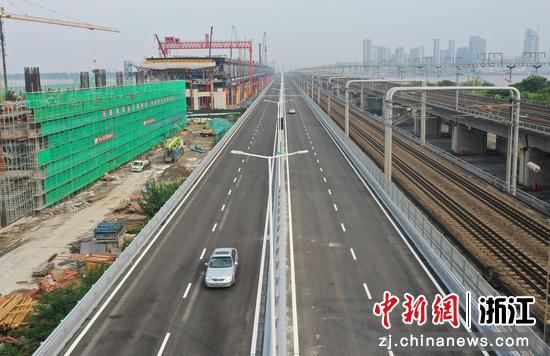 　　已恢复通车的钱江二桥公路与钱江二桥铁路、钱塘江新建大桥并列，成为钱塘江上重要的跨江通道。（无人机照）  王刚 摄