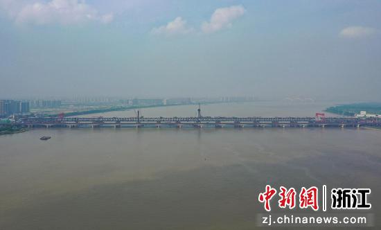 钱江二桥公路、铁路与钱塘江新建大桥横亘与钱塘江上。（无人机照）  王刚 摄