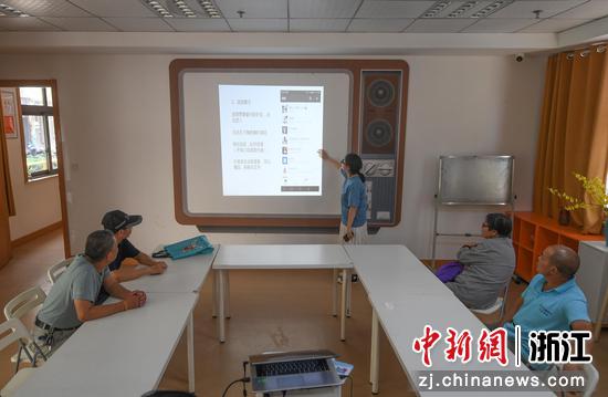 多位老年人在社区“老年大学”学习智能手机的使用技巧。 
 王刚 摄