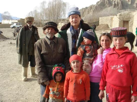 杨圣敏赴新疆塔什库尔干塔吉克自治县瓦恰乡调研，与村民合影。本人供图