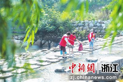 小浦镇志愿者在打捞垃圾。袁园供图