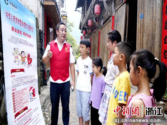 景宁烟草执法人员开展《中华人民共和国未成年人保护法》宣传活动。  王艳 摄