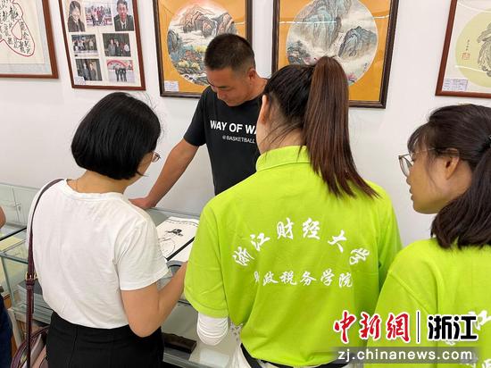 浙财学子探寻美丽乡村建设密码。 何首达供图