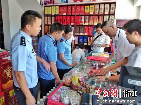
景宁烟草联合景宁公安、市场监督部门对校园周边零售客户开展联合执法检查。  王艳 摄