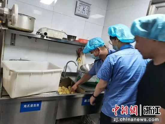 浙江省市场监管部门执法人员在检查。 浙江省市场监管局供图