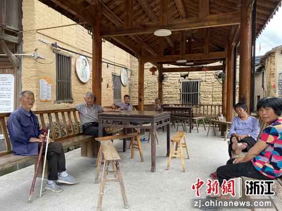 夏日里，吴畲村的村民们悠闲纳凉  项菁 摄