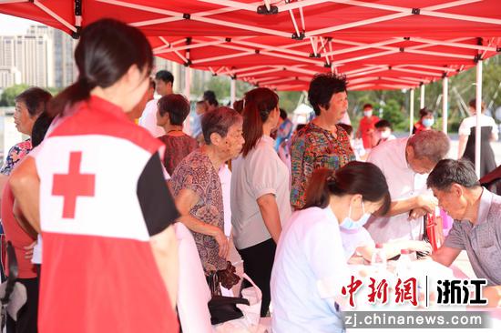 居民来水晶晶家园志愿广场理发、义诊 陆志鹏供图