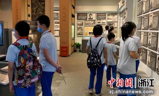 队员们在参观。 陆则尧供图