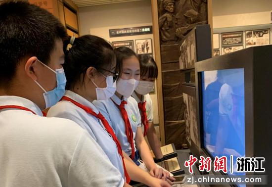 队员们在参观。 陆则尧供图