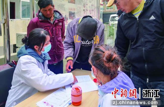 徐晓苹在当地开展医疗保障活动 鹿城援川医疗队供图