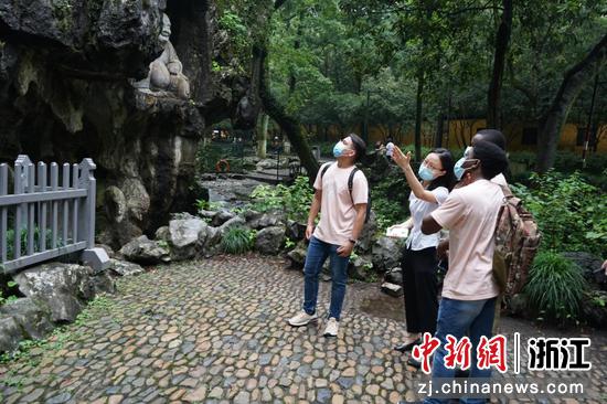 向外国志愿者输出飞来峰文化。 经琪供图