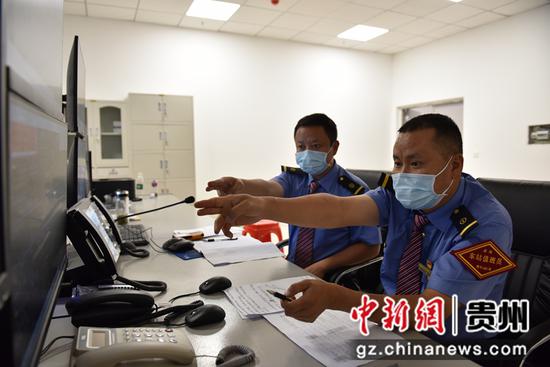 图为金阳南站行车室工作人员正在作业。刘江摄