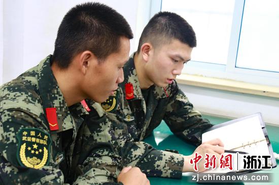 官兵们交流笔记  陈业国 摄
