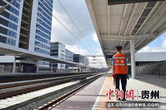 图为金阳南站工作人员正在站台准备接车。  刘江摄
