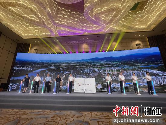 《金东20年》丛书首发。  张斌 摄