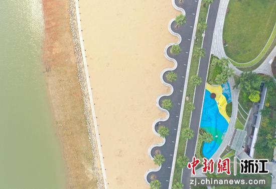 航拍杭州城区“小三亚”的金色沙滩。王刚 摄