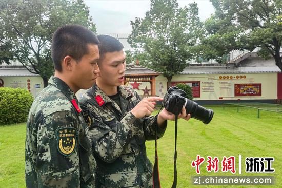 部队新闻报道员给战友讲解拍照构图  陈业国 摄