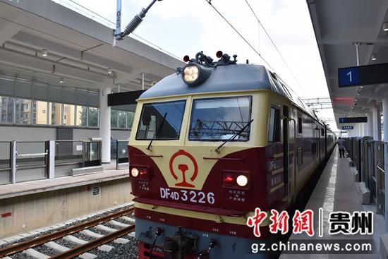 图为首列检测列车57151次停靠在双龙南站站台。刘江摄