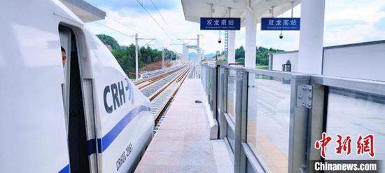 图为CRH2C型055851次动车组在贵阳市域快铁西南环线进行测试。　孟润桥 摄
