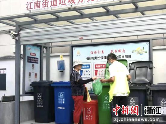 金华开发区江南街道垃圾督导员指导居民进行垃圾分类。吴彰义 摄