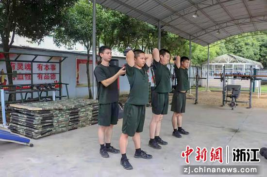 陈自强帮助战友训练。于东江 摄
