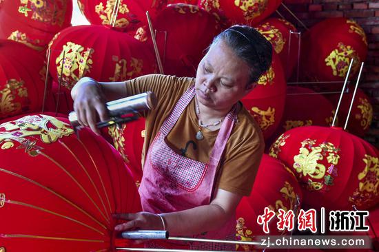 村民忙于灯笼制作。陈月明（通讯员）摄