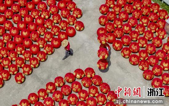 航拍灯笼加工作坊满地灯笼。陈月明（通讯员）摄