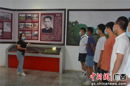 巴马县西山乡组织“双合格”青年开展爱国主义教育活动