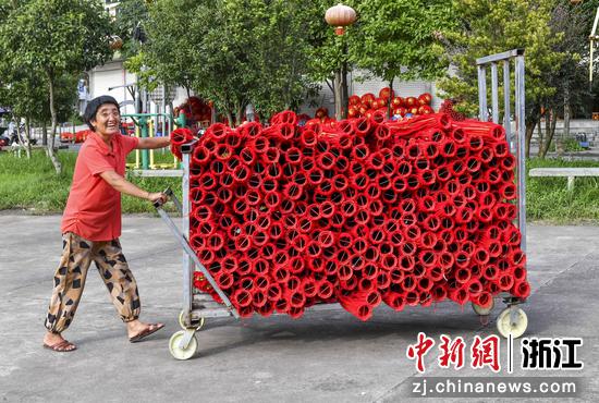 村民将晾晒的灯笼收起。陈月明（通讯员）摄