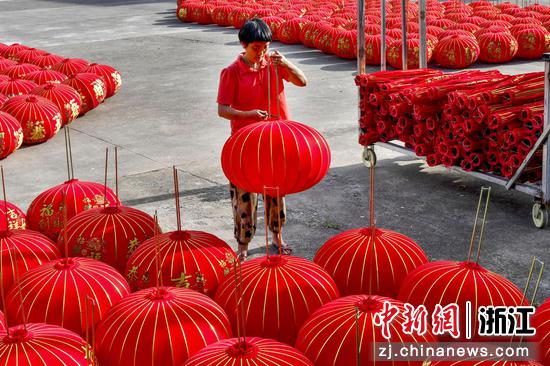 村民在灯笼加工作坊晾晒灯笼。陈月明（通讯员）摄