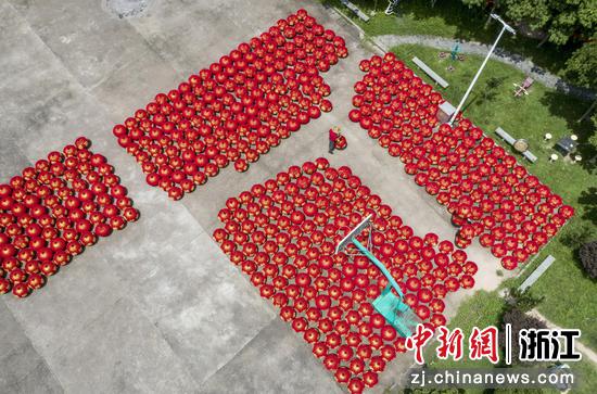 航拍灯笼加工作坊满地灯笼。陈月明（通讯员）摄