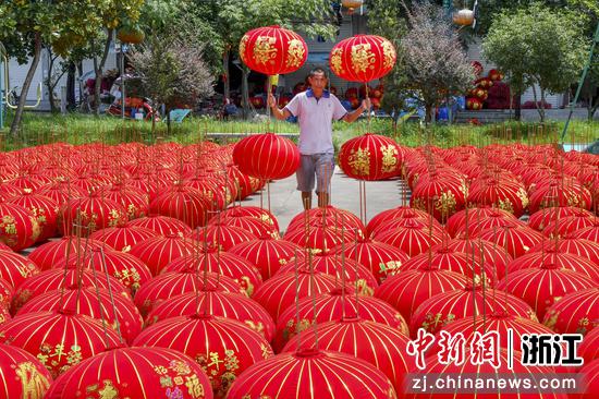 村民在灯笼加工作坊晾晒灯笼。陈月明（通讯员）摄