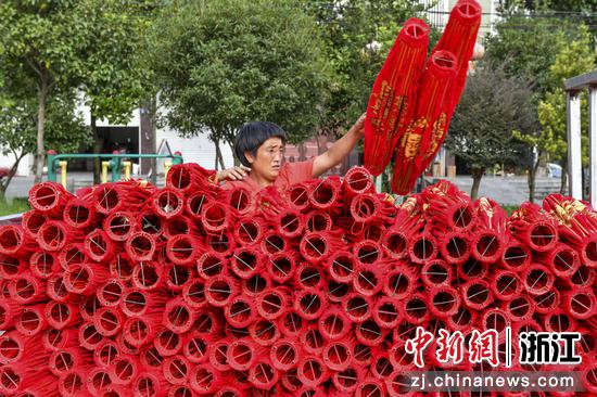 村民将晾晒的灯笼收起。陈月明（通讯员）摄