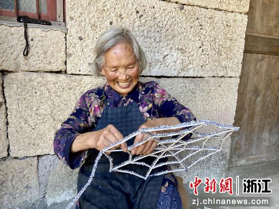 生活在古村落里的老奶奶。项菁 摄