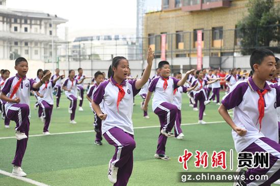 8月30日，贵阳市南明区第一实验中学初一年级的学生在开学典礼现场进行军体拳会操表演。