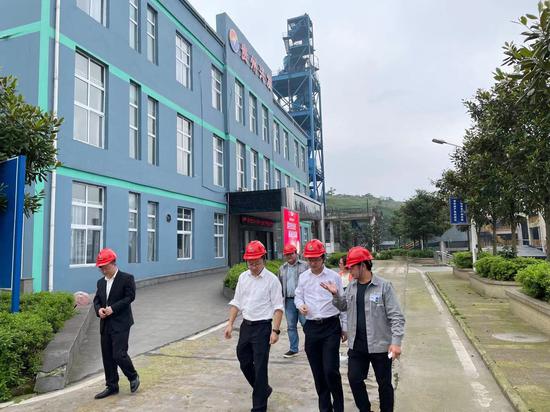 工行福泉支行走进贵州兴发有限公司建筑基地。