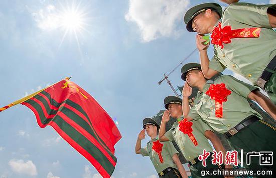 8月30日，退伍老兵向武警部队旗敬礼。宁启权 任旺 摄影报道