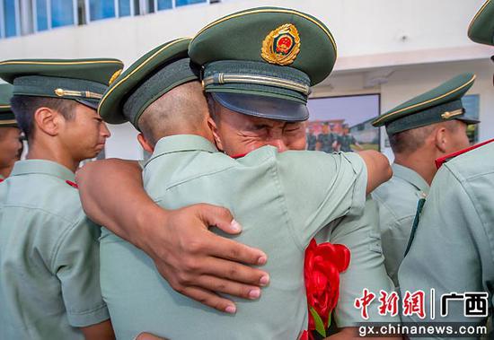 8月30日，留队士兵与退伍老兵相拥而泣。宁启权 任旺 摄影报道