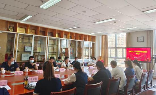 新疆文艺工作者教育管理和道德建设座谈会现场。金果 摄