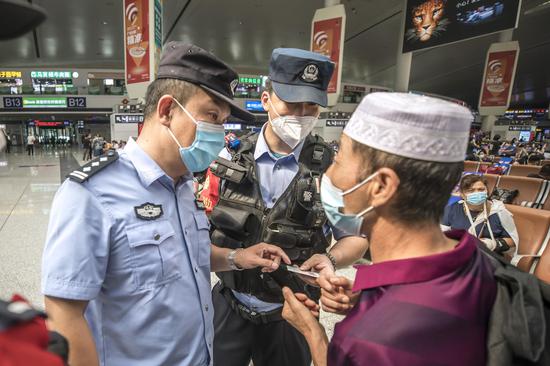 陈卫带领青年民警在乌鲁木齐站实地开展站车查辑工作