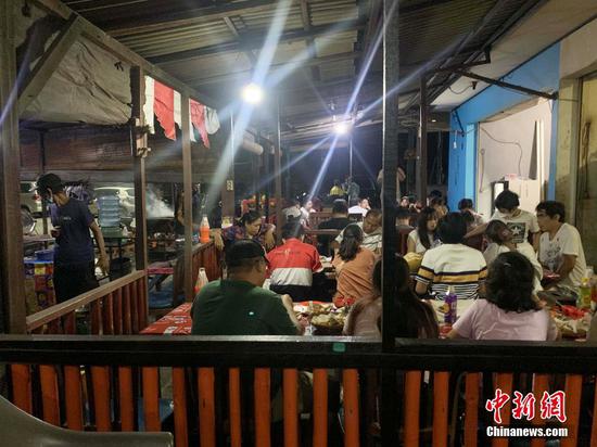 当地时间9月1日傍晚，印尼巴厘岛著名旅游景点金巴兰海滩海鲜餐馆，一些游客正在用餐。近一周来，该岛新冠疫情有所缓解，印尼国内游客重启旅游。 中新社发 赖洪元 摄