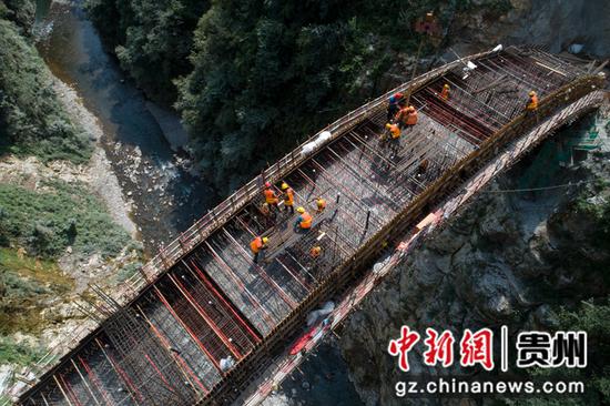 2021年8月31日，建设者在贵州西溪河交通输水两用大桥主拱上进行钢筋施工（无人机照片）。