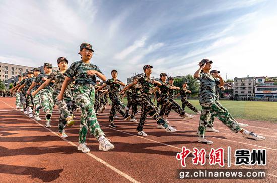 2021年8月28日，贵州省黔西一中高一级新生在开展国防教育军训。