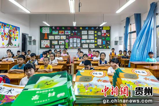 2021年8月28日，学生在贵州省黔西市第一小学教室等待分发教材。
