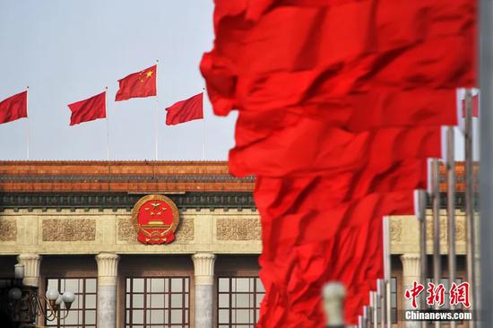 资料图：北京人民大会堂外红旗迎风飘扬。 金硕 摄