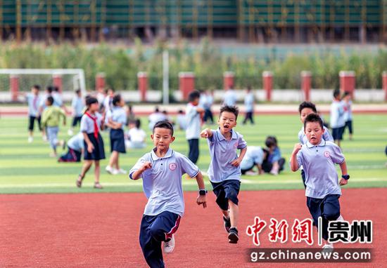 2021年8月31日，贵州省黔西市文峰街道惠风学校学生返校后在操场活动。