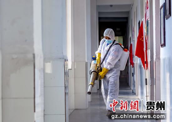 2021年8月29日，工作人员在贵州省黔西市第一小学校园进行环境消杀。