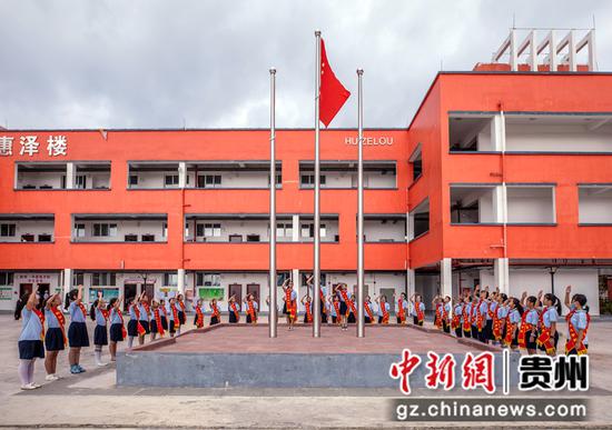2021年8月31日，贵州省黔西市文峰街道惠风学校举行新学期升旗仪式。