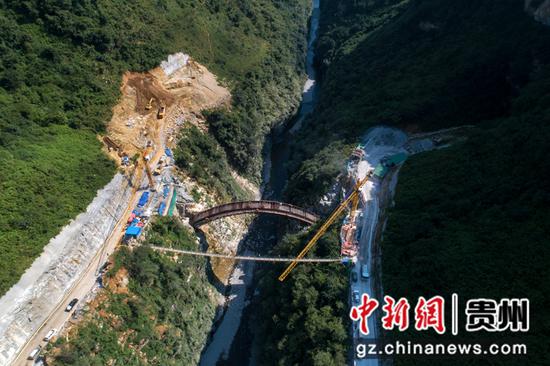 2021年8月31日拍摄的正在建设的贵州西溪河交通输水两用大桥（无人机照片）。