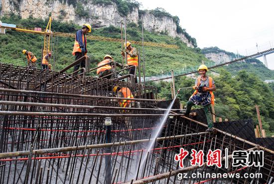 2021年8月31日，建设者在贵州西溪河交通输水两用大桥主拱上进行钢筋施工。
